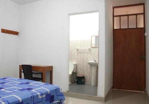 YurimaguasCasa Albina的客房设有一张床和一间带卫生间的浴室