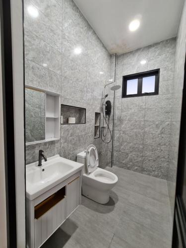 麻坡SS Muar的浴室配有白色水槽和卫生间。