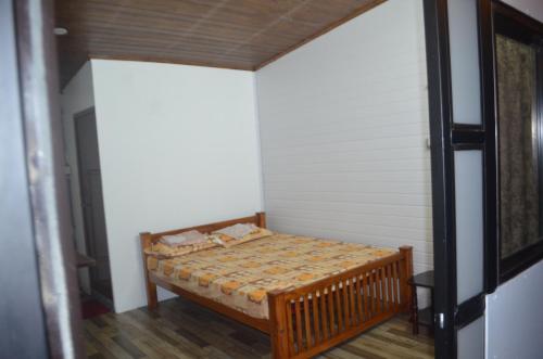 戈德亚姆The Meadows INN的小房间,角落里设有一张床