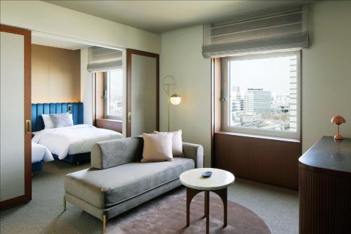 埼玉市The Mark Grand Hotel的酒店客房设有一张沙发和一张床