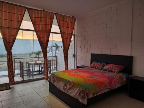 索里托斯Bamboleo Club Zorritos的一间卧室配有一张床,享有海景