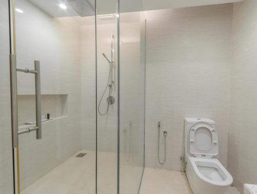 阿罗士打Raia Hotel & Convention Centre Alor Setar的浴室配有淋浴间和卫生间。