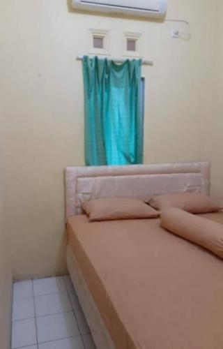 贝努阿亚尔Hotel prima的一间卧室配有一张蓝色窗帘的床