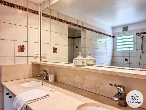 圣保罗F4 - Villa Cadentia - 120 m² - piscine - Saint-Gilles-les-Hauts的一间带两个盥洗盆和大镜子的浴室