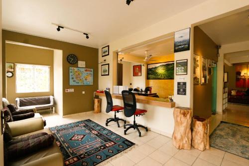 丹那拉打Golden Lodge的客厅配有沙发和桌子