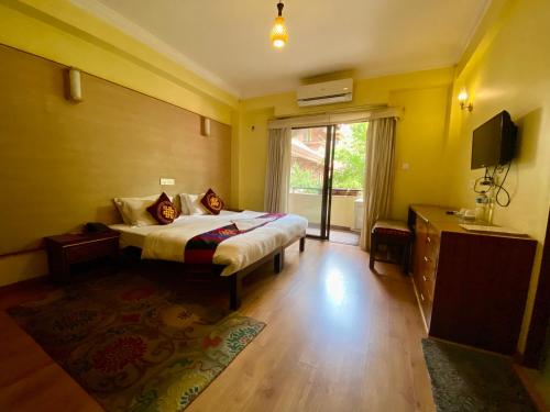 加德满都Hotel Siddhi Manakamana的酒店客房设有床和窗户。