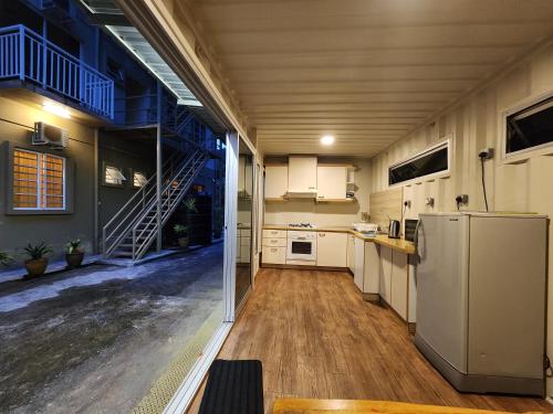 丹那拉打Golden Lodge的带冰箱的厨房和楼梯