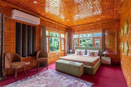 斯利那加StayVista at Buhayra Lakefront的一间卧室配有一张床、一张沙发和窗户。