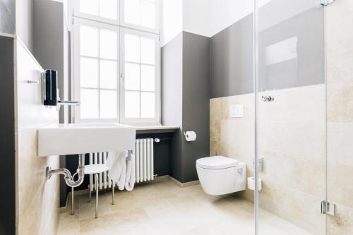 帕德博恩Bildungs- und Tagungshaus Liborianum的浴室配有卫生间、盥洗盆和淋浴。