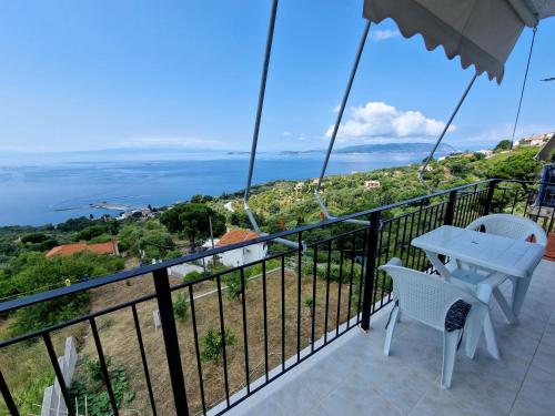 罗查基恩Skopelos House Nikols的一个带桌椅的海景阳台