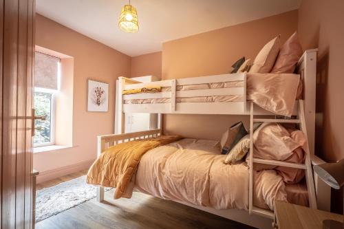 沃特福德Luxury House Waterford City Centre的一间卧室配有双层床。