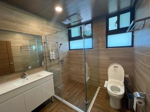 水里乡奕青民宿-梅酒 梅精 法國麵包plum winery guesthouse的一间带卫生间和玻璃淋浴间的浴室