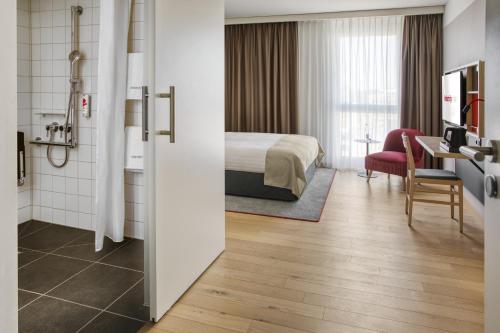 海德堡IntercityHotel Heidelberg的配有一张床和一张书桌的酒店客房