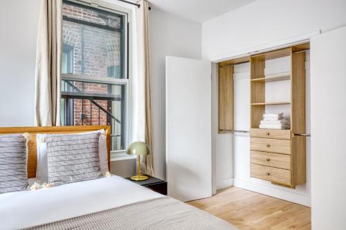 纽约Soho 3br w wd elevator nr cafes restaurants NYC-1043的一间卧室设有一张床和一个窗口