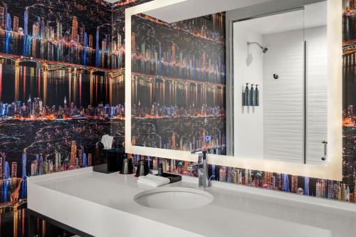 罗林梅多斯绍姆堡-罗林梅多斯假日酒店的一间带水槽和镜子的浴室