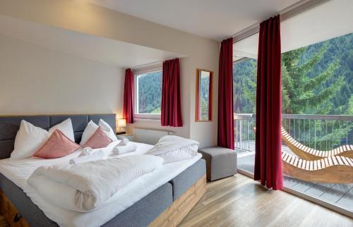 圣安东阿尔贝格Villa Chiara的一间卧室设有一张大床和一个大窗户