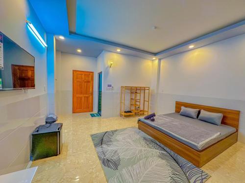 芹苴Nhan Tay 2 Hotel的一间卧室配有一张床和蓝色的灯光