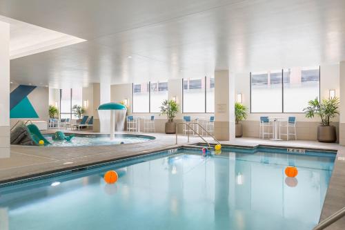 圣保罗SpringHill Suites St. Paul Downtown的游泳池,位于酒店带游泳池的客房