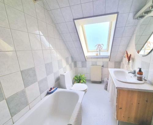 VintrosaHus i lugnt område, 15 min från Örebro的带浴缸、卫生间和盥洗盆的浴室