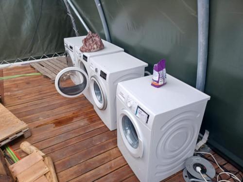 阿姆斯特丹Stoke Travel's Amsterdam Camping的客房内的洗衣机和烘干机