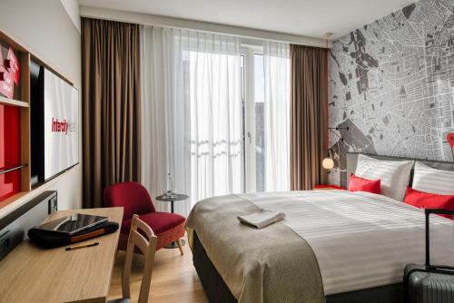 海德堡IntercityHotel Heidelberg的一间设有大床和窗户的酒店客房