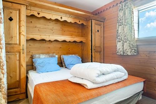 艾姆拉普拉涅Residence Les Hauts Bois - maeva Home的一间卧室配有一张木墙床