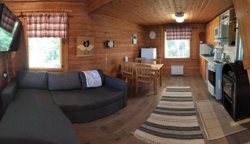 卡拉约基Punatulkku的客厅配有沙发和桌子