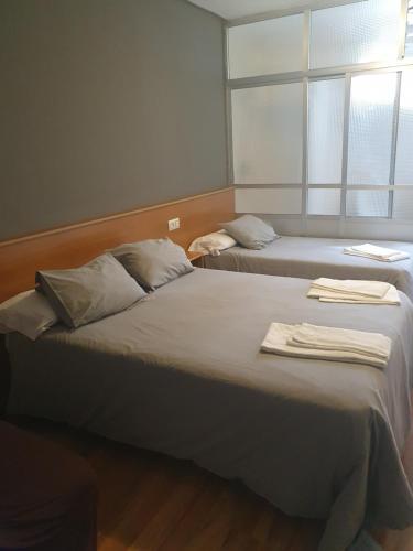 拉瓦克拉A Concha的带窗户的客房内的两张床