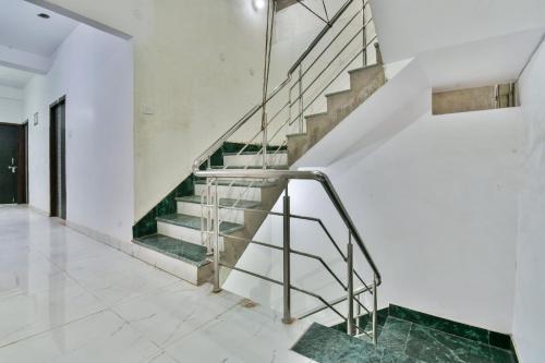 GulzārbāghOYO Flagship Rainbow Homestay的白色客房的楼梯,绿色瓷砖