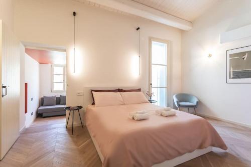 里米尼Luxury & Design: Oasi nel centro storico di Rimini的一间卧室配有一张大床和两条毛巾