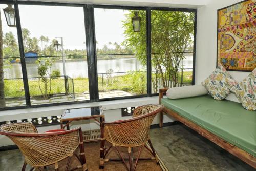 柴瑞海滩Vala House的带沙发、椅子和窗户的客厅