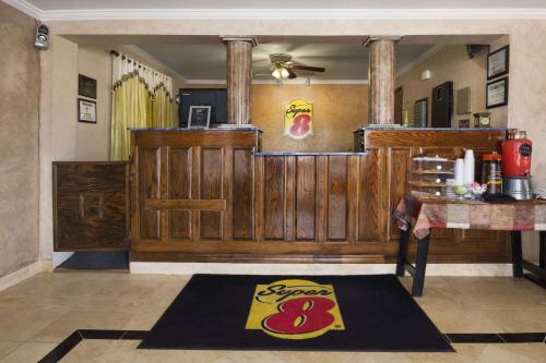 柴尔德里斯Super 8 by Wyndham Childress的一间设有木墙和地毯的用餐室