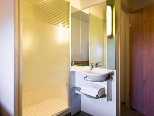 塞维利亚塞维利亚机场宜必思快捷酒店 的一间带水槽和镜子的浴室
