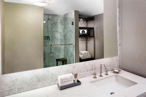 威奇托威奇塔君悦酒店的一间带水槽和淋浴的浴室