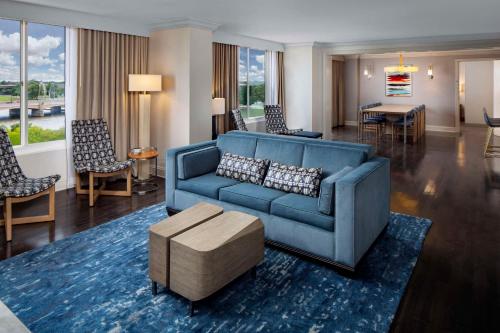威奇托威奇塔君悦酒店的客厅配有蓝色的沙发和桌子