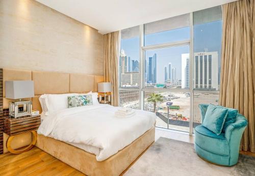 迪拜Fully Furnished 3BR+ Maid’s in the heart of Dubai的一间卧室设有一张床和一个大窗户