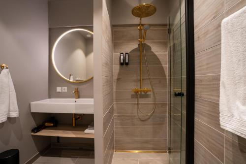 伊卢利萨特Hotel Hvide Falk的带淋浴和盥洗盆的浴室