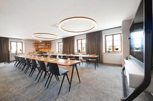 阿彭魏埃尔Hotel Hanauerhof的一间会议室,配有长桌子和椅子