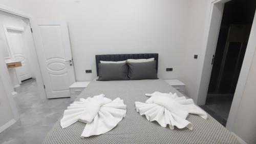 穆拉Villa Günay的一间卧室配有一张带两条白色毛巾的床