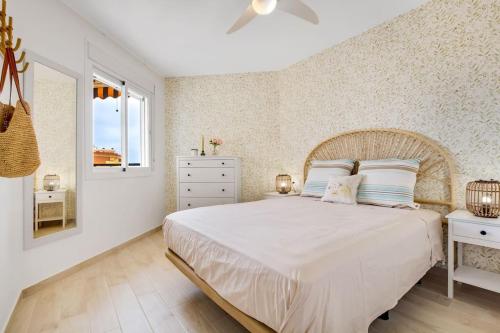 多列毛利诺斯Santa Amalia 39 By IVI Real Estate的卧室设有一张白色大床和一扇窗户。