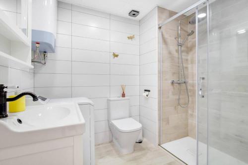 多列毛利诺斯Santa Amalia 39 By IVI Real Estate的带淋浴、卫生间和盥洗盆的浴室