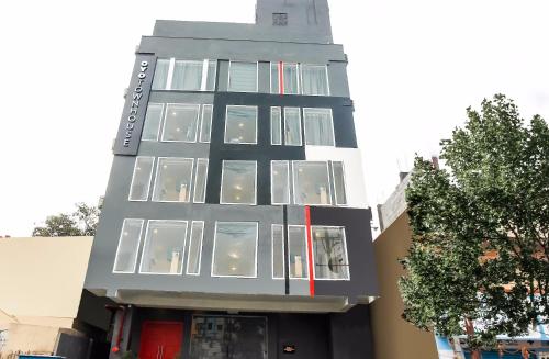 海得拉巴Townhouse 196 De Alphabet的建筑的侧面有很多窗户