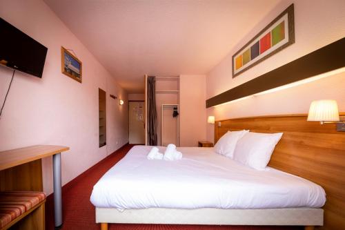 莱德萨阿尔卑斯HOTEL DES NEIGES的卧室配有一张白色大床