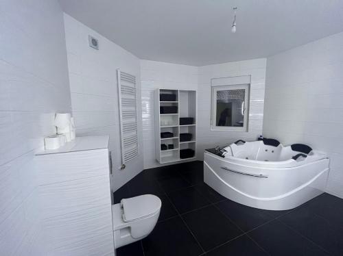 比耶利纳Villa Diamond的白色的浴室设有浴缸和卫生间。
