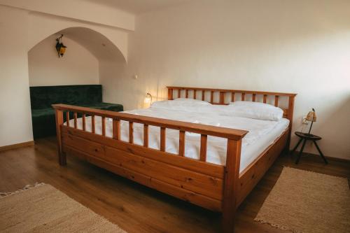 科尔贝尼元帅塔楼旅馆的一间卧室配有一张大木床。