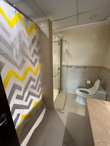 阿卜杜勒国王经济城بِيُوتات الرّفآه - أناقة المرينا的浴室设有白色的卫生间和黄色及白色的墙壁。