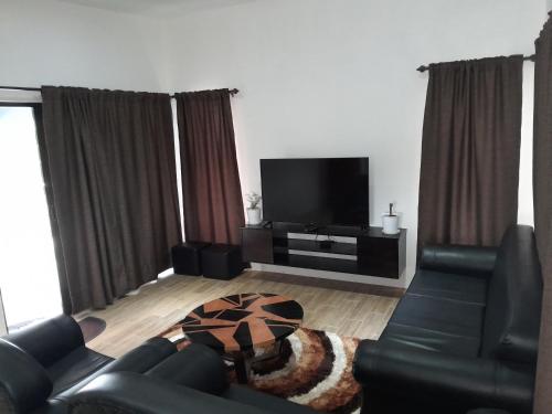 南迪Samayra's Apartment的客厅配有2张沙发和1台平面电视