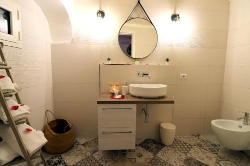 图里Suite dream room的一间带水槽和镜子的浴室
