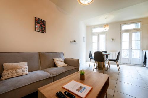 佩皮尼昂Perpignan - Appartement en centre ville的客厅配有沙发和桌子