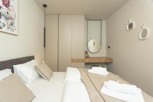 扎博里克Maris Villas的一间卧室配有两张床和镜子